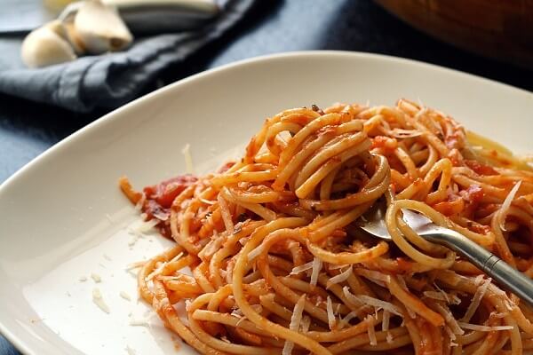 easy healthy tomato sauce with spaghetti