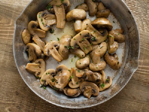pan of sauteed mushrooms