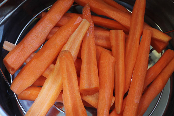 lightly salt and pepper the carrots on the steamer basket