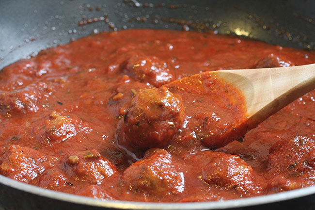 spaghetti sauce with meatballs