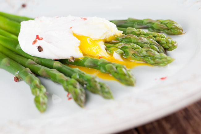 poached eggs with fresh asparagus