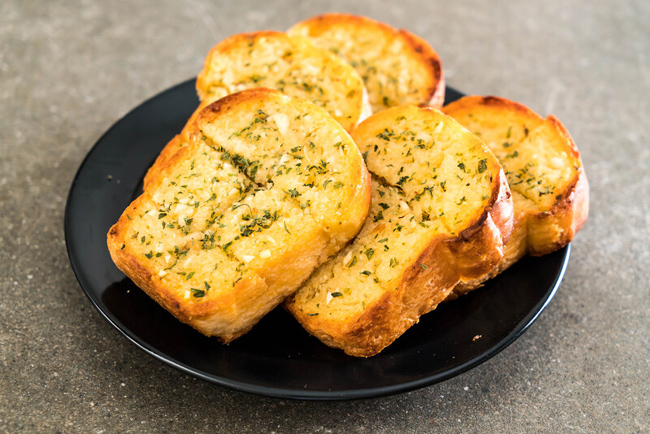 texas toast served with chicken parmesan 