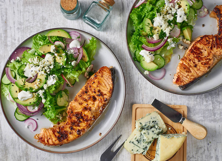  grilled salmon with salad