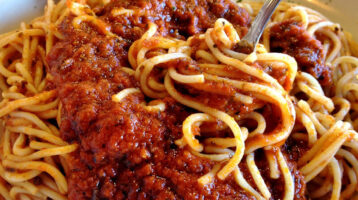 spaghetti with ground beef and ragu sauce